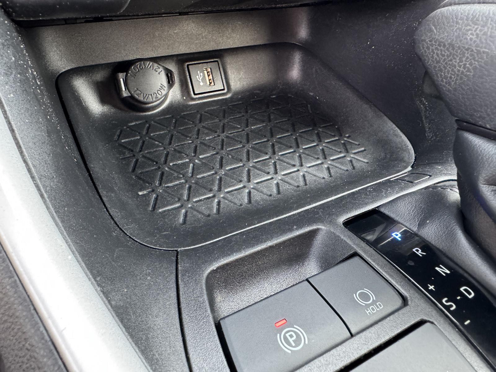 2024 Toyota RAV4 LE - Photo 31