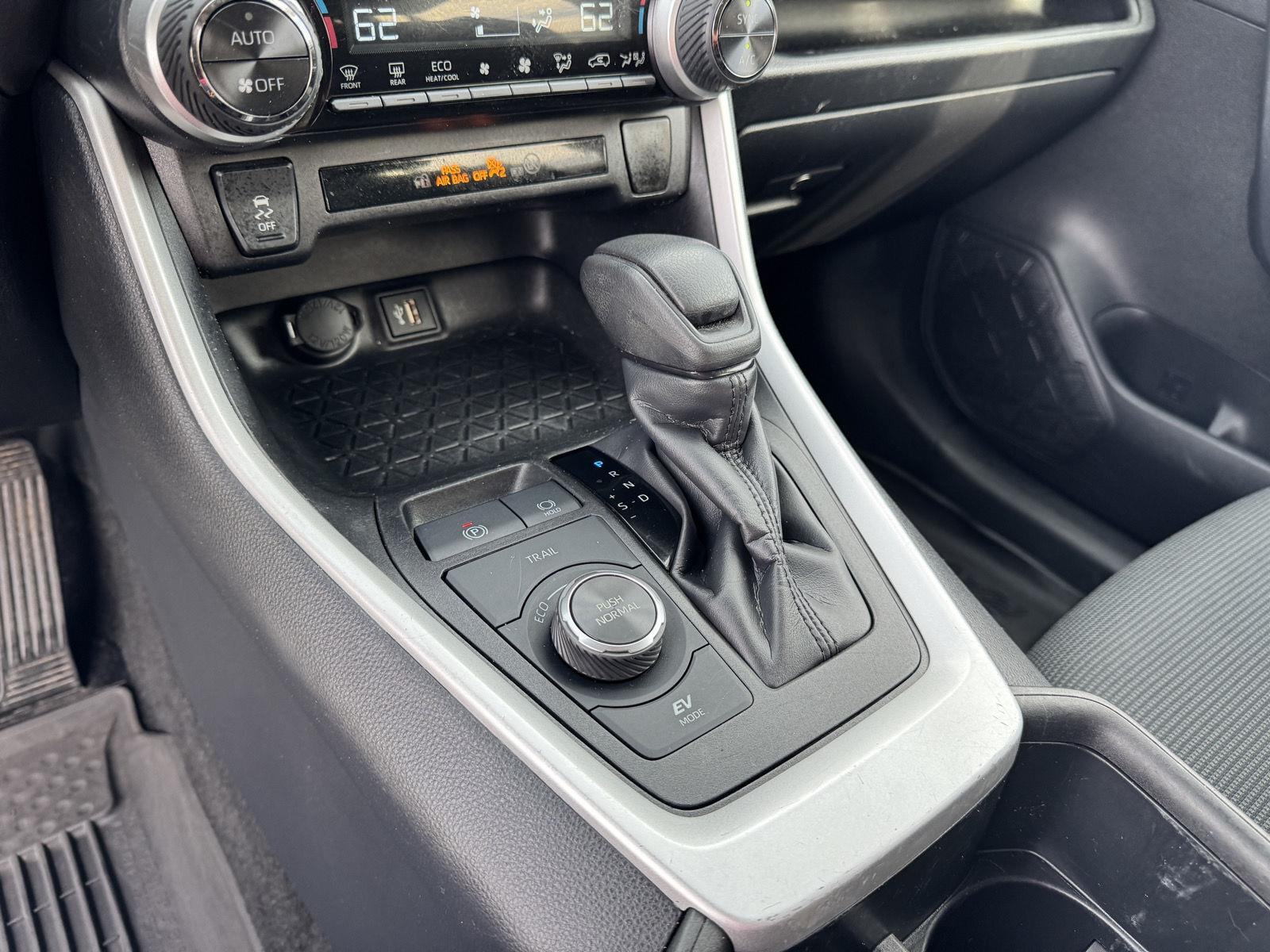 2024 Toyota RAV4 LE - Photo 32