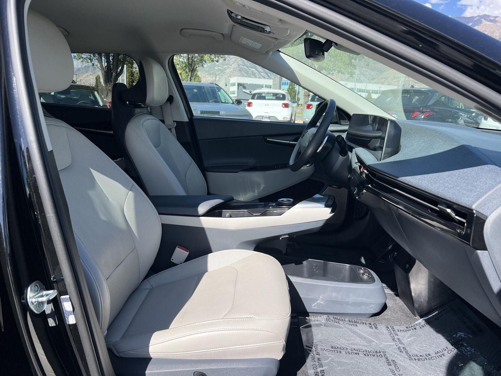 Used 2023 Aurora Black Pearl Kia Wind image 4