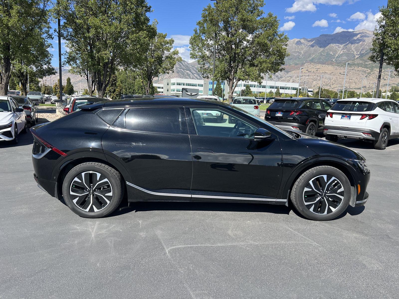 Used 2023 Aurora Black Pearl Kia Wind image 12