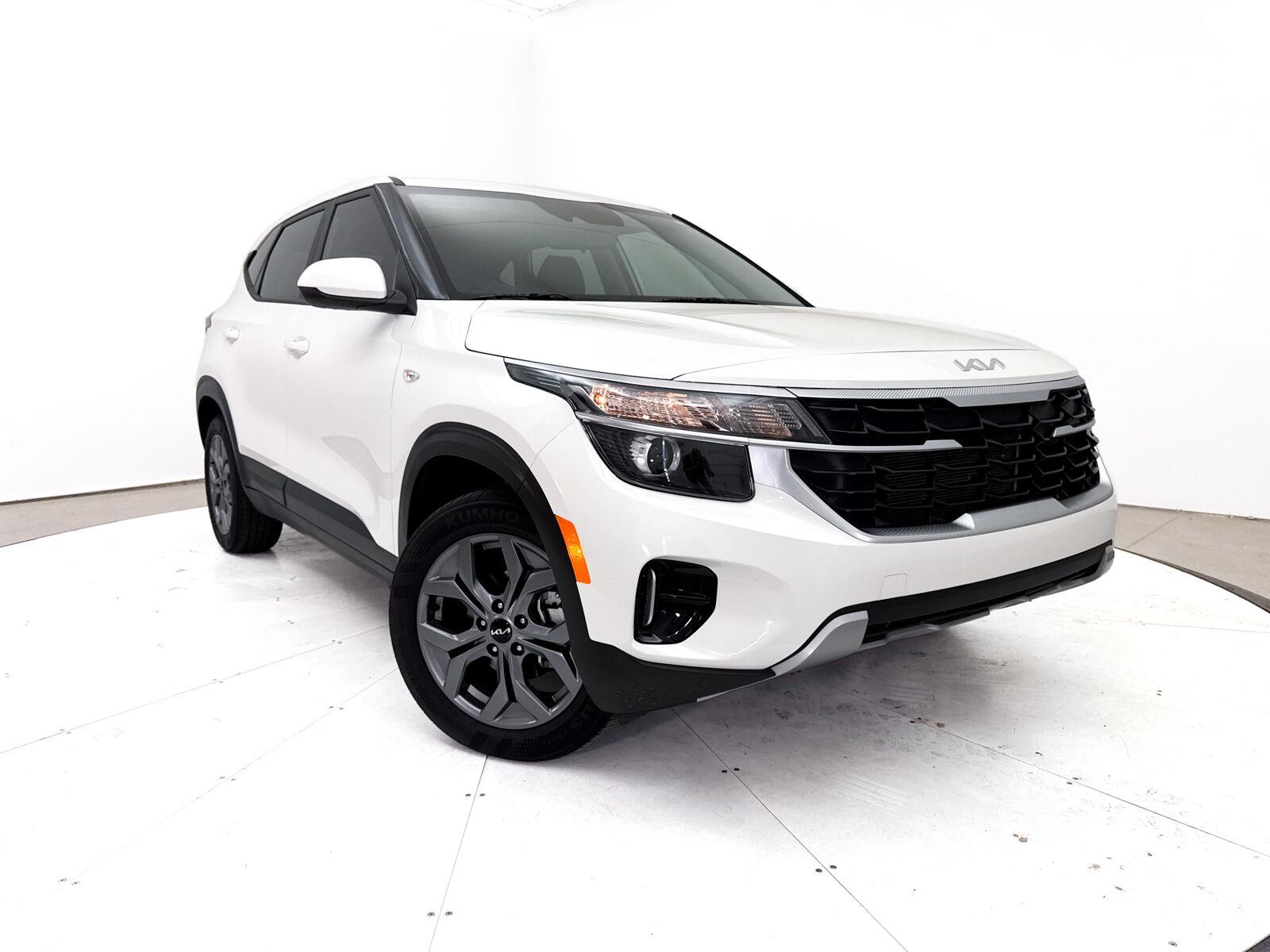 SNOW WHITE PEARL 2026 Kia Seltos SUV / Crossover Front-Wheel Drive
