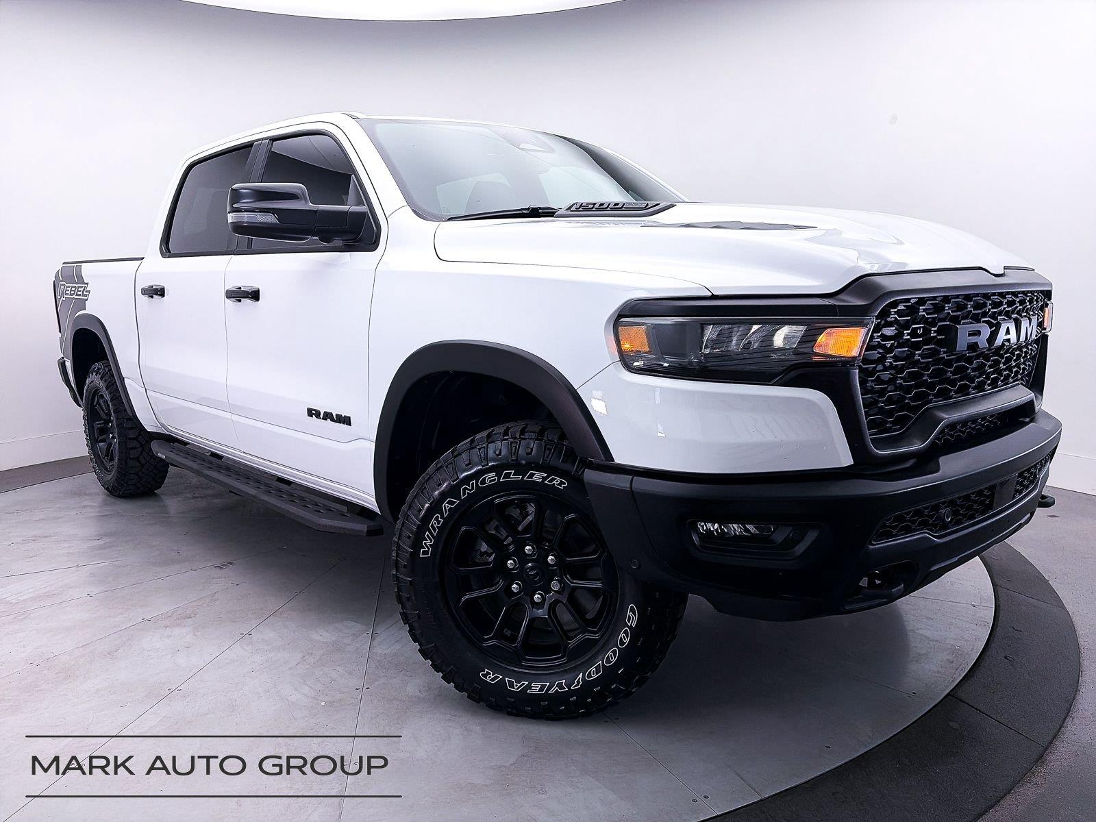 Diamond Black Crystal Pearlcoat 2025 RAM 1500 Pickup Truck Four-Wheel Drive 8-Speed Automatic