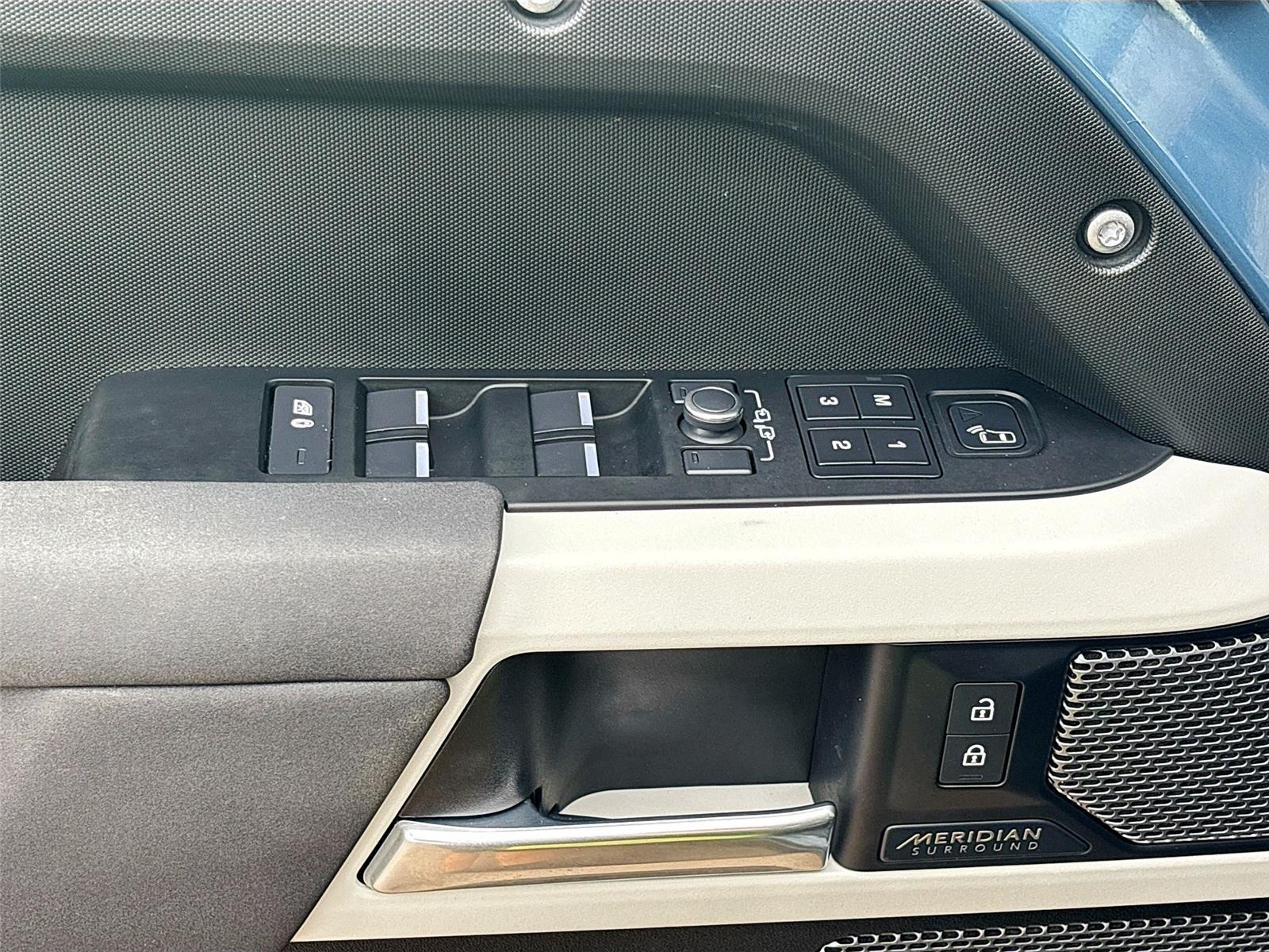 2022 Land Rover Defender SE