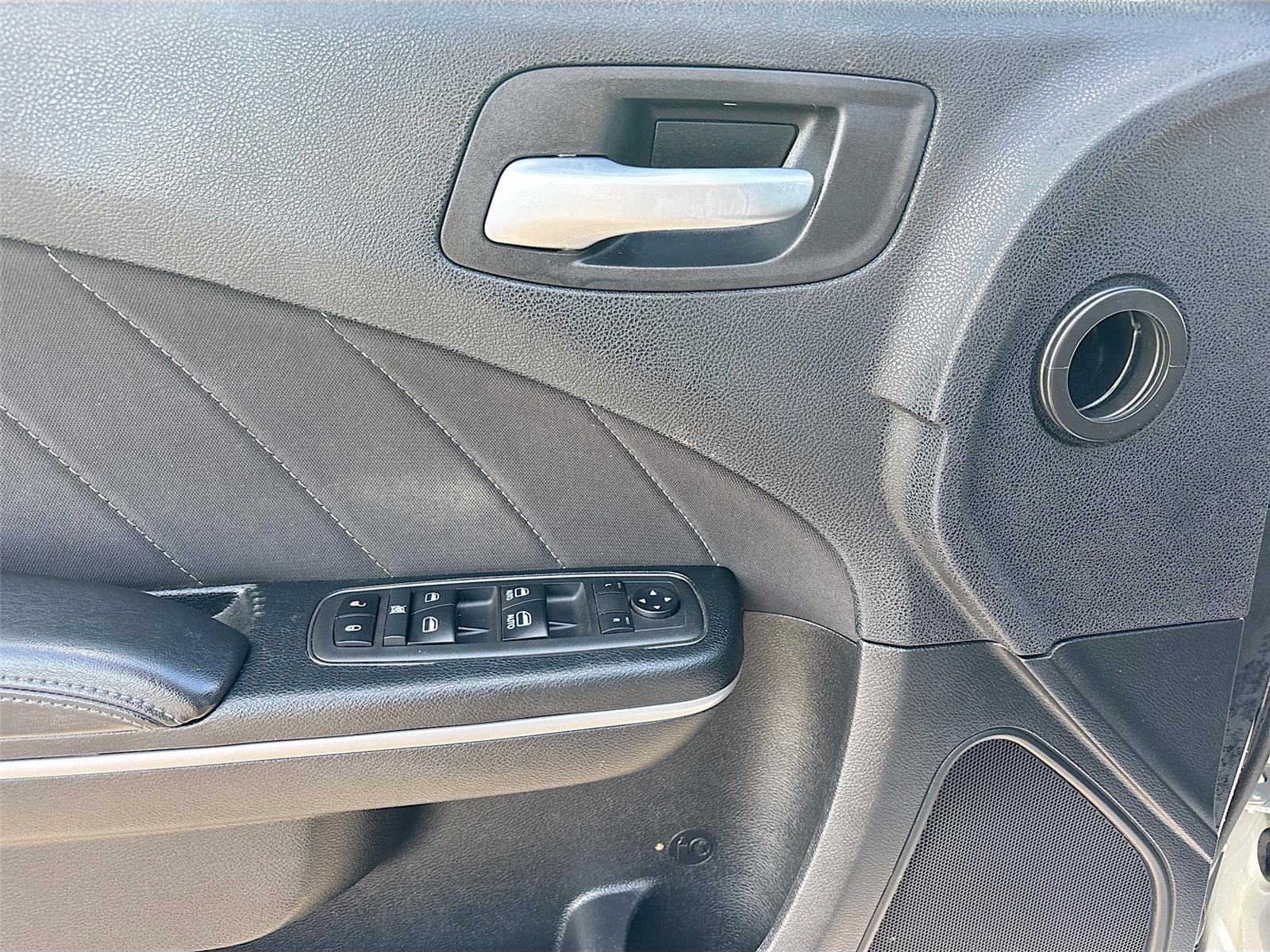 2019 Dodge Charger SXT photo 16