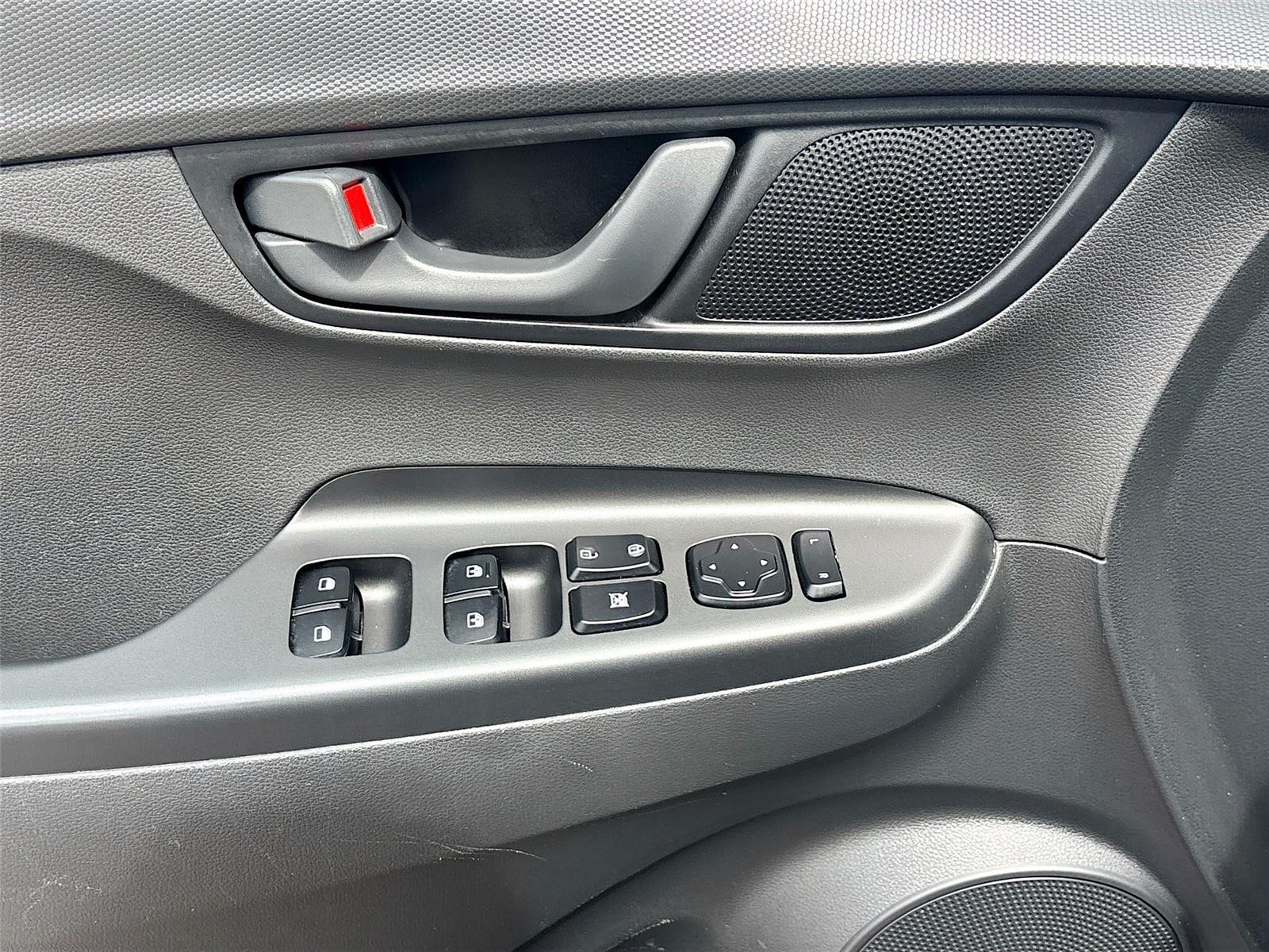 2020 Hyundai Kona SEL photo 4