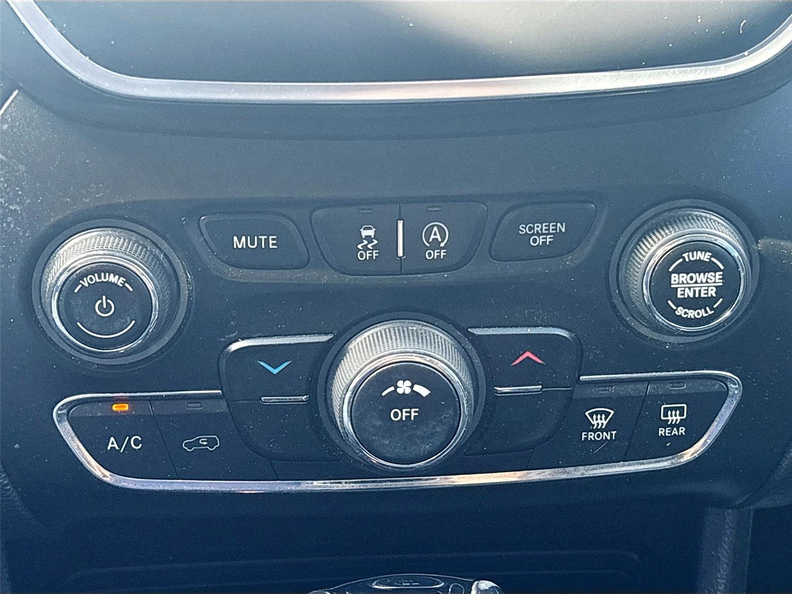 2020 Jeep Cherokee Altitude photo 10