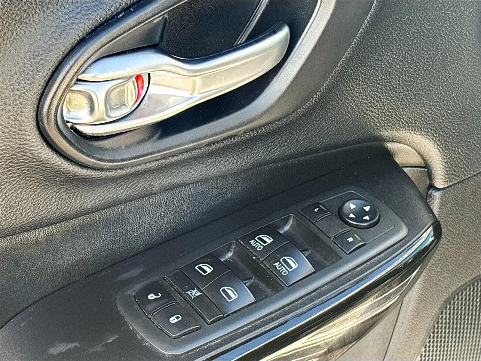 2020 Jeep Cherokee Altitude photo 11