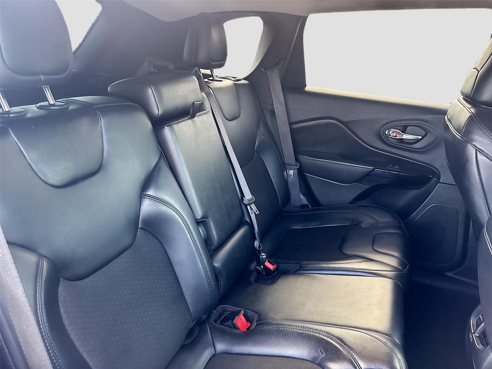 2020 Jeep Cherokee Altitude photo 18