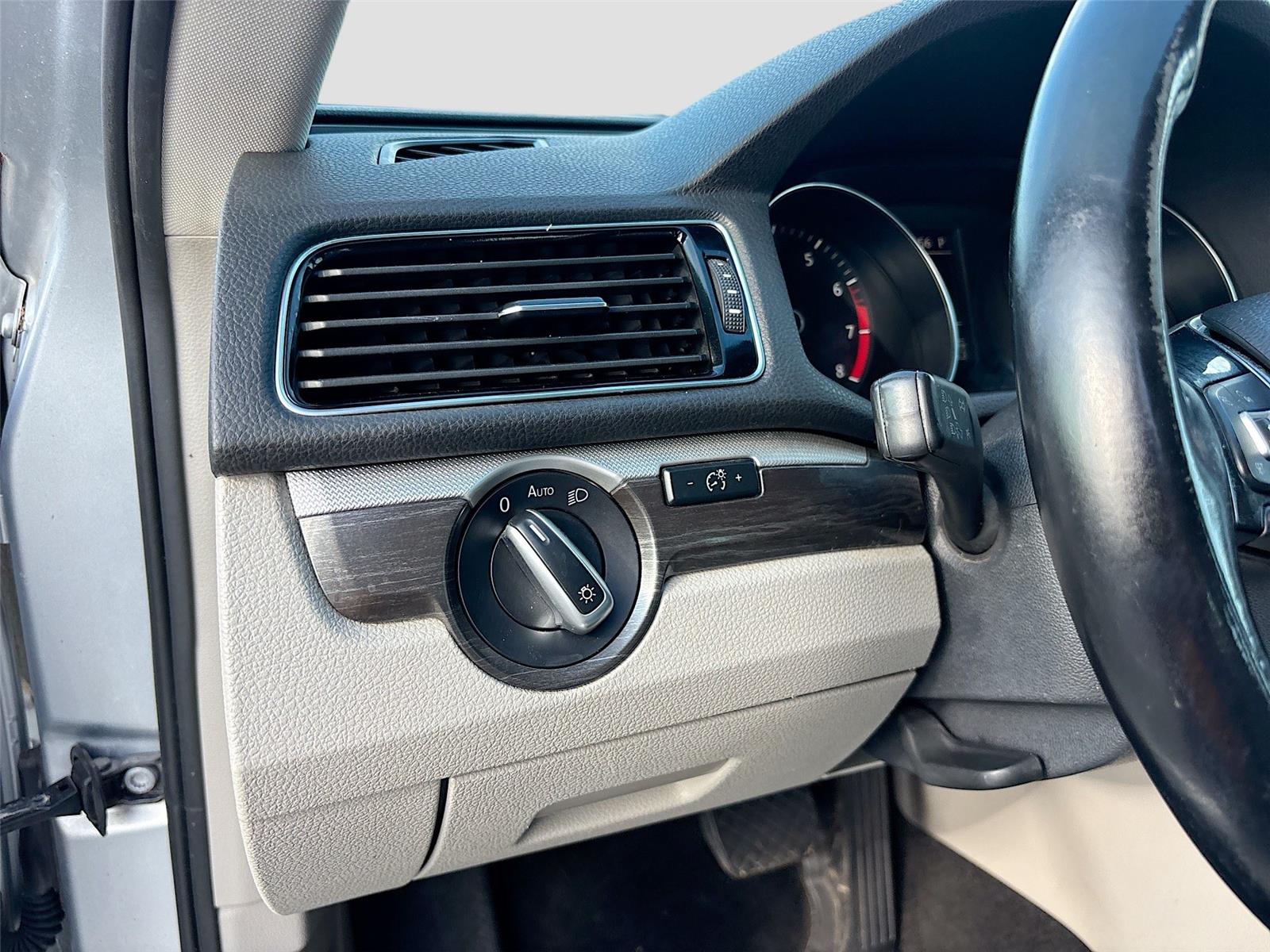 2018 Volkswagen Passat 2.0T SE photo 4