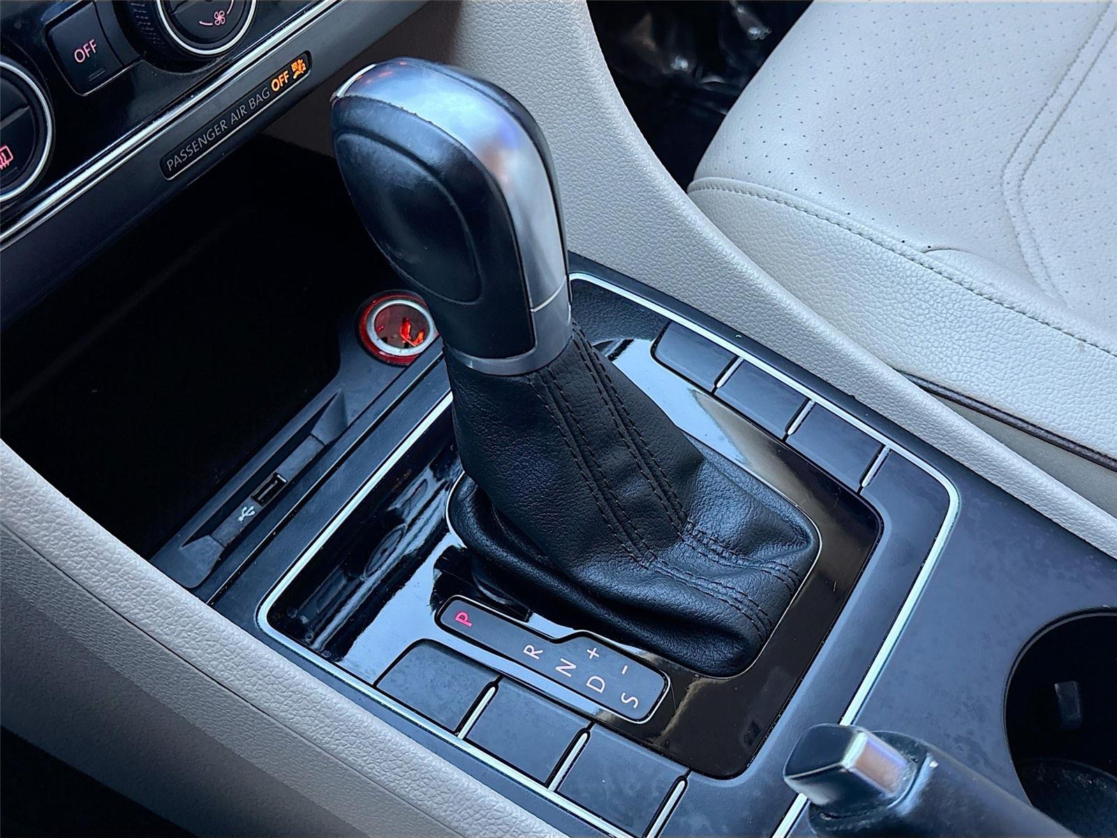 2016 Volkswagen Passat 1.8T R-Line w/Comfort Pkg