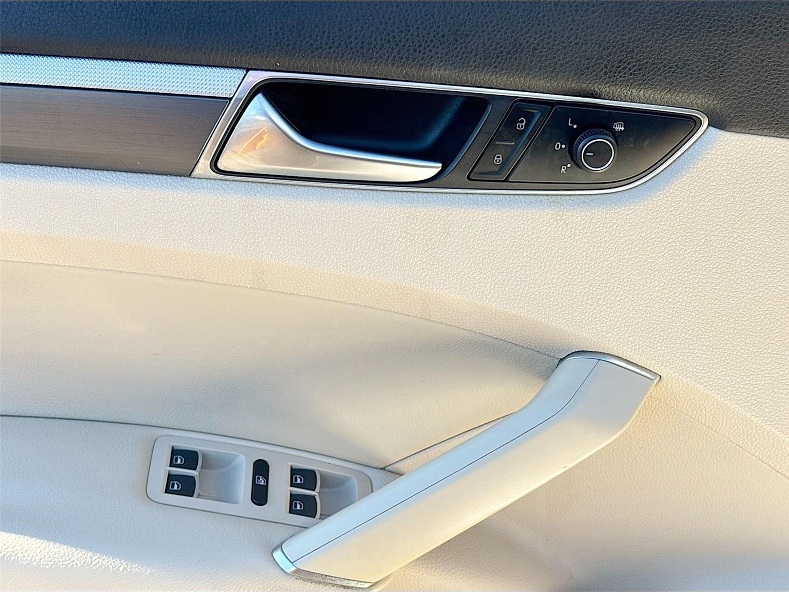 2016 Volkswagen Passat 1.8T R-Line w/Comfort Pkg