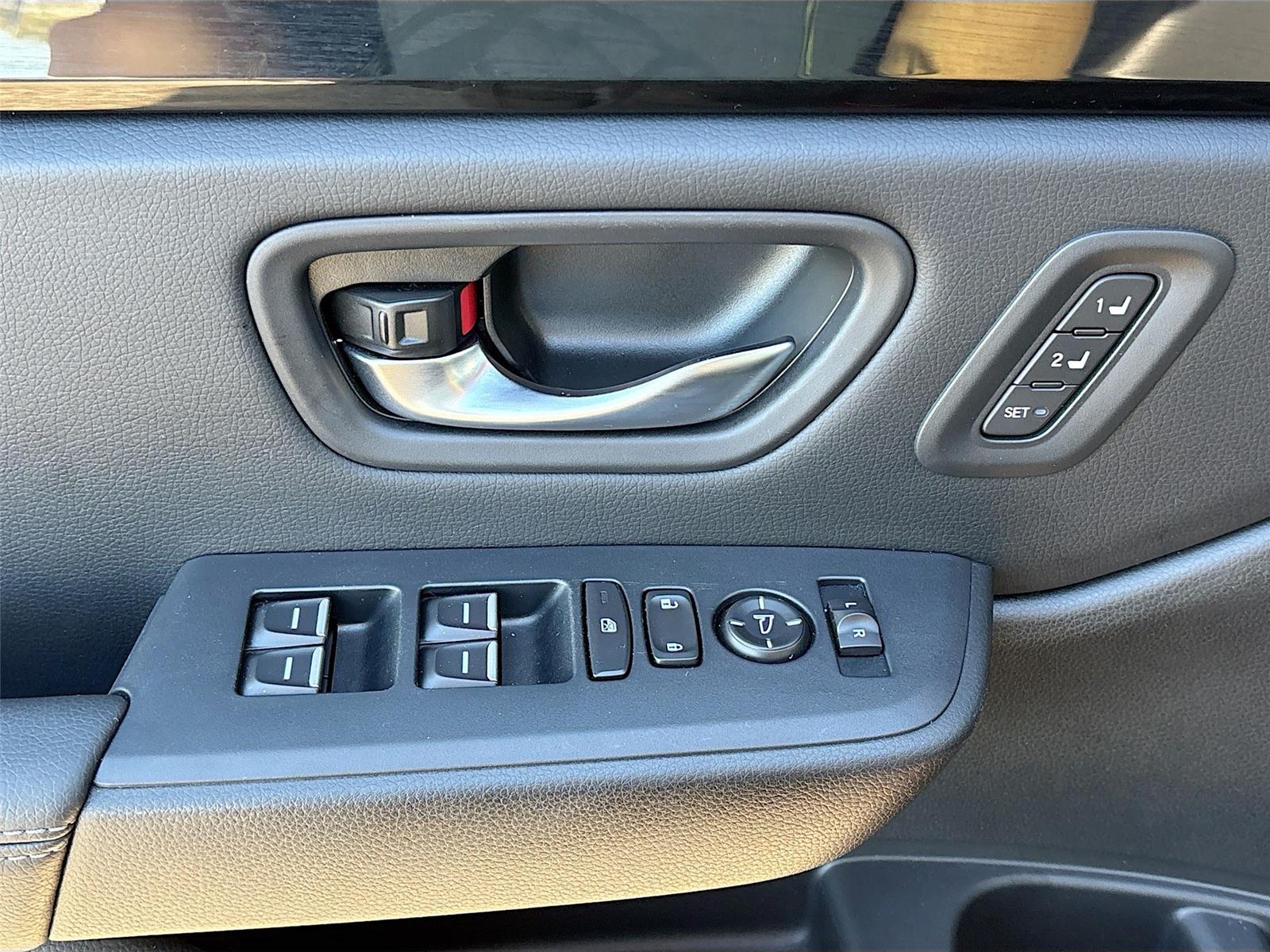 2023 Honda Pilot EX-L w/Rear Captain’s Chairs