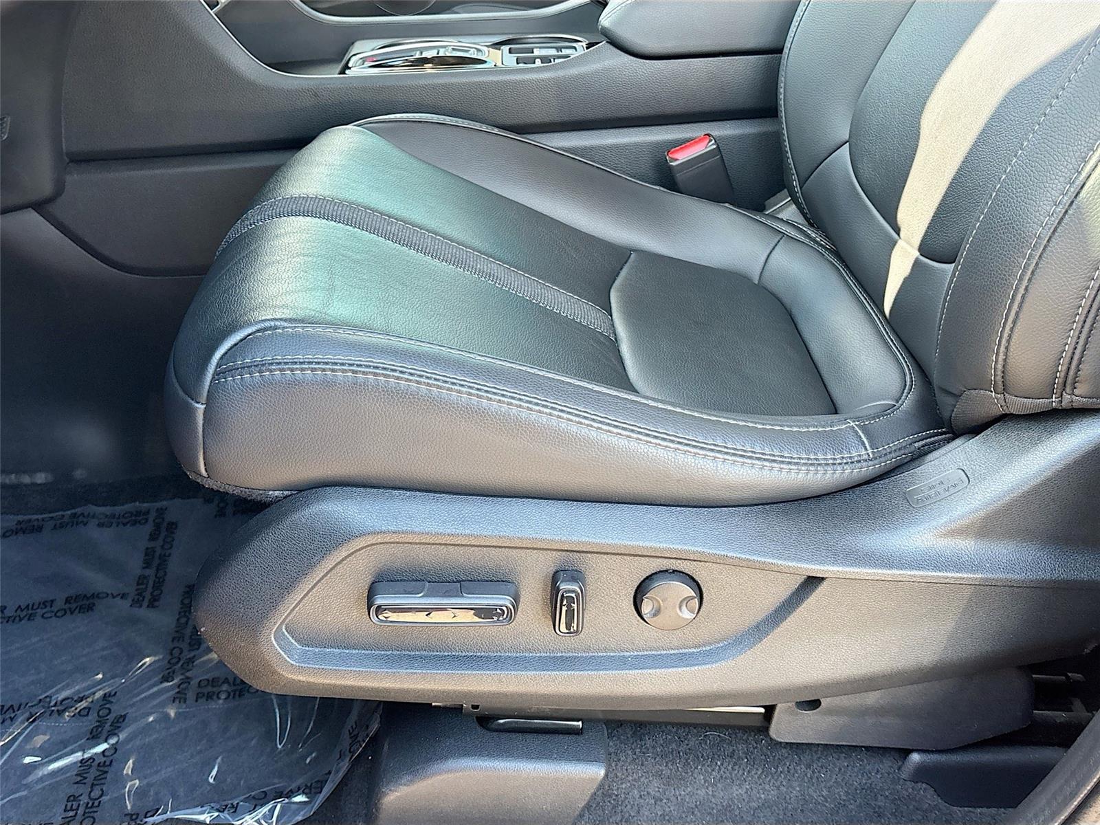 2023 Honda Pilot EX-L w/Rear Captain’s Chairs