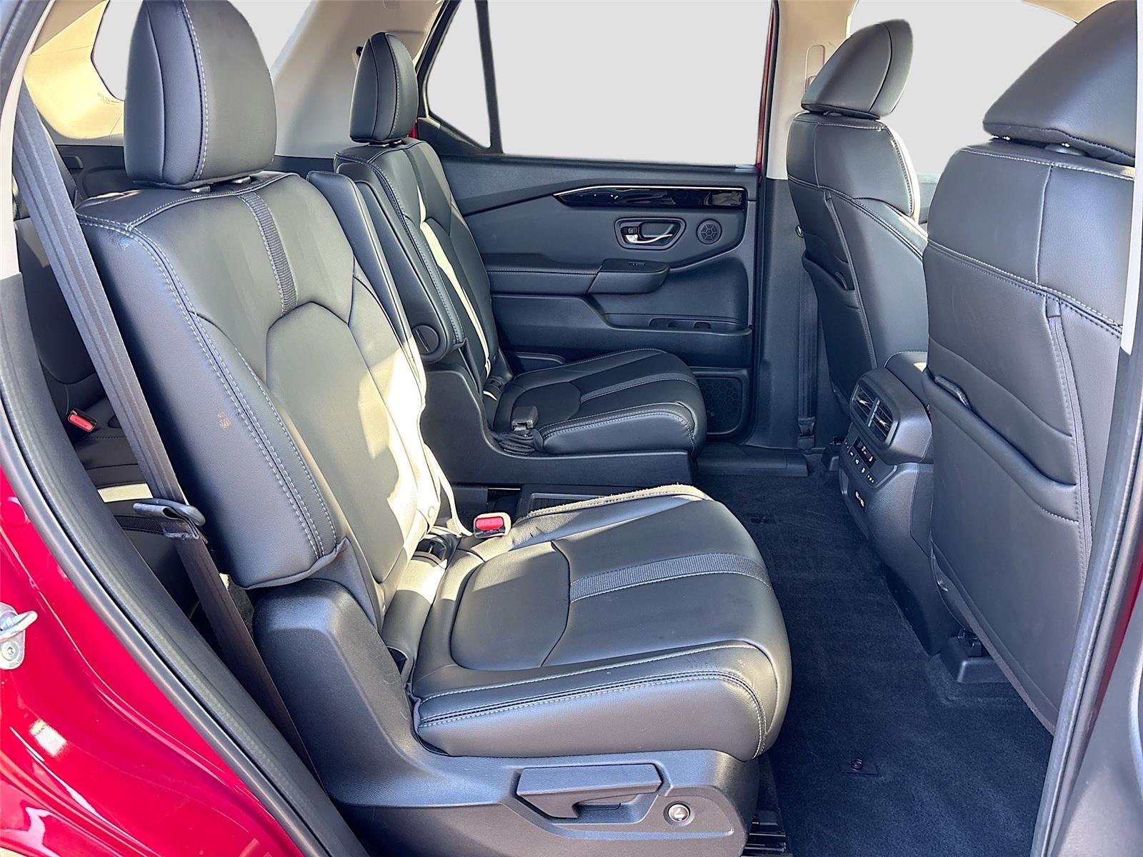 2023 Honda Pilot EX-L w/Rear Captain’s Chairs