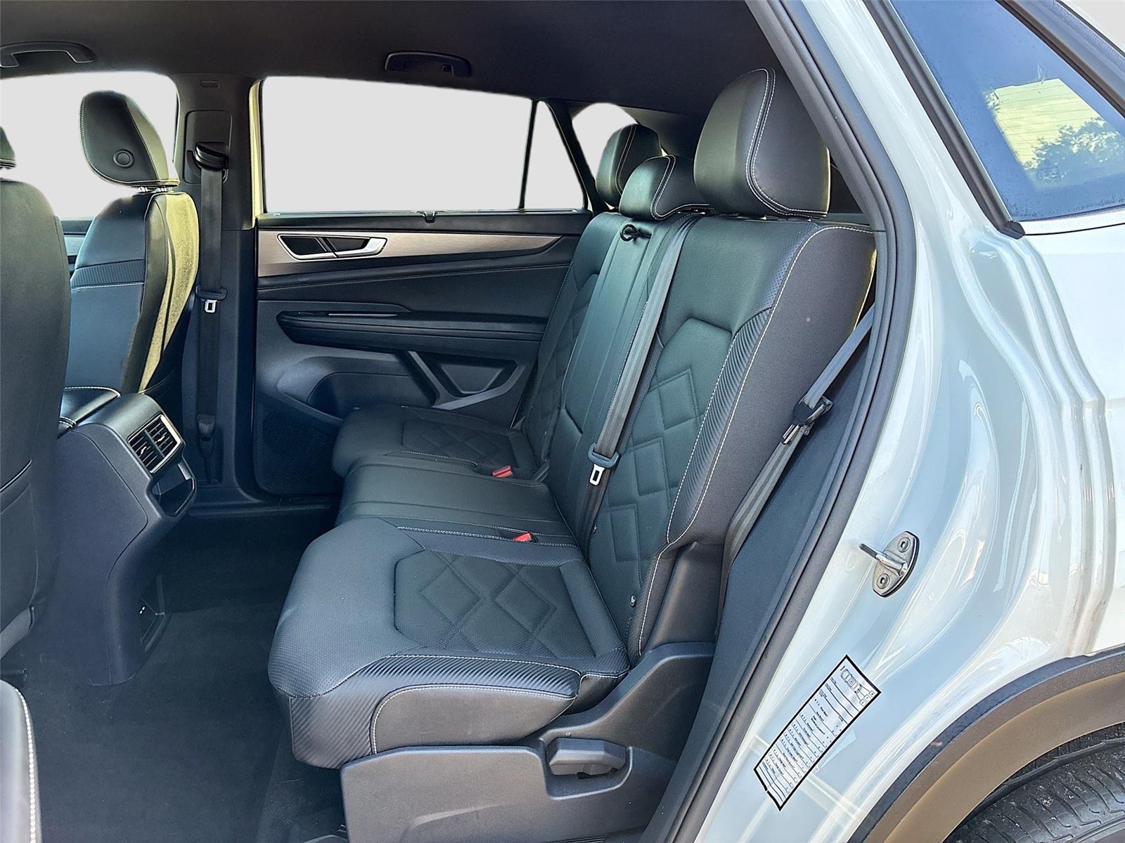 2025 Volkswagen Atlas Cross Sport 2.0T SE w/Technology