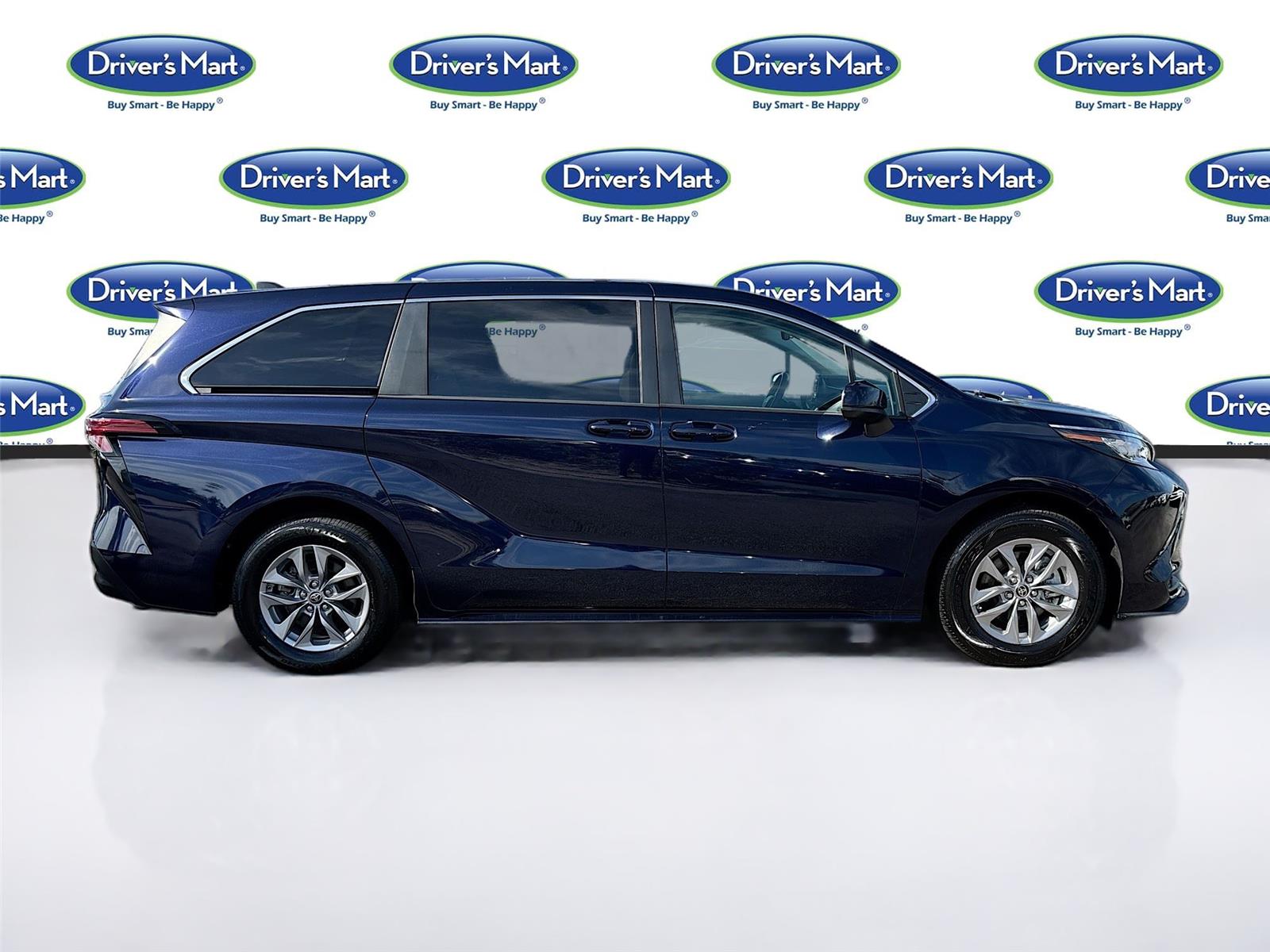 2022 Toyota Sienna LE 8-Passenger