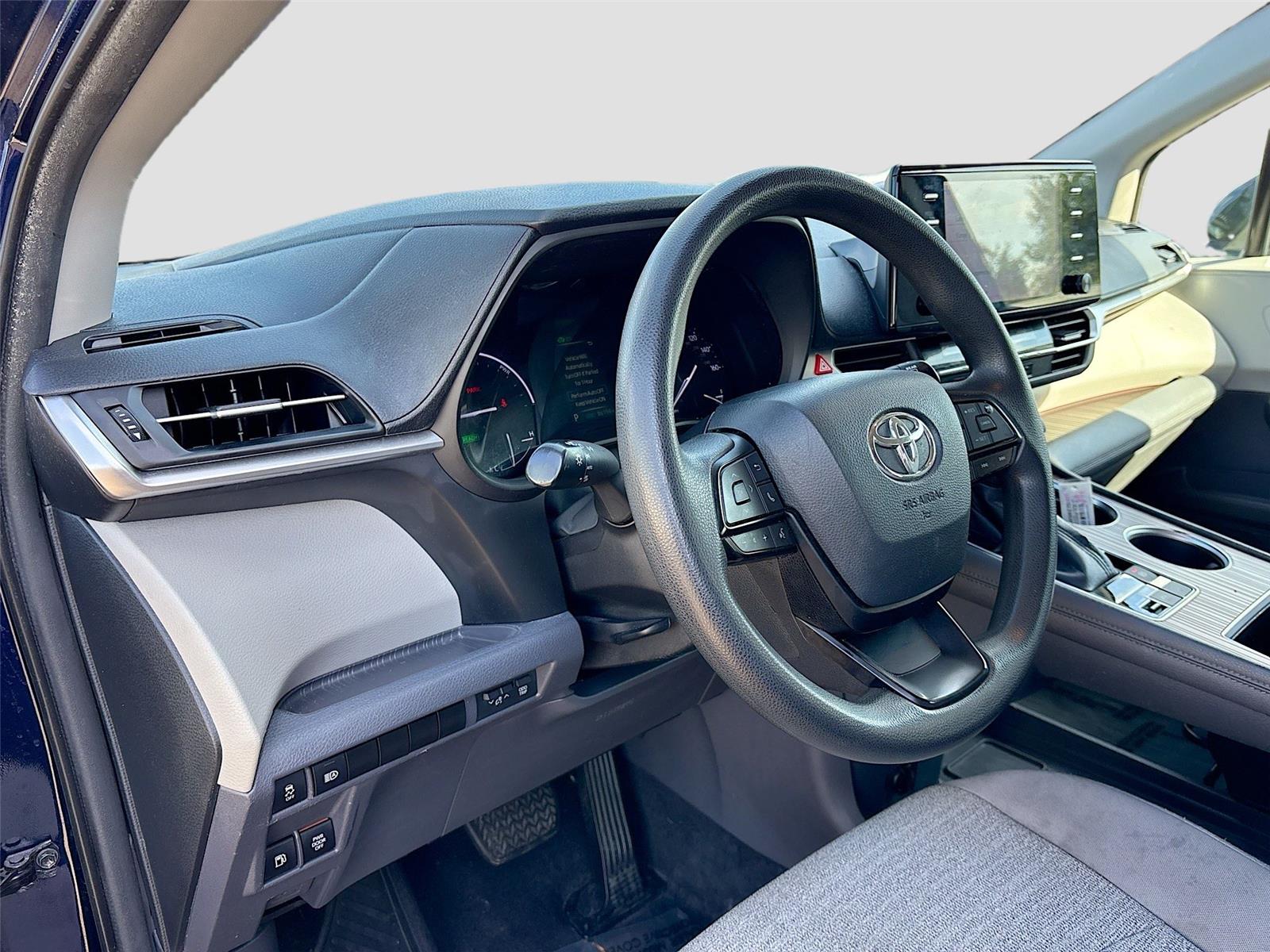 2022 Toyota Sienna LE 8-Passenger