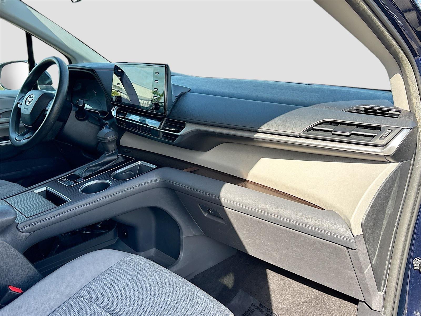 2022 Toyota Sienna LE 8-Passenger