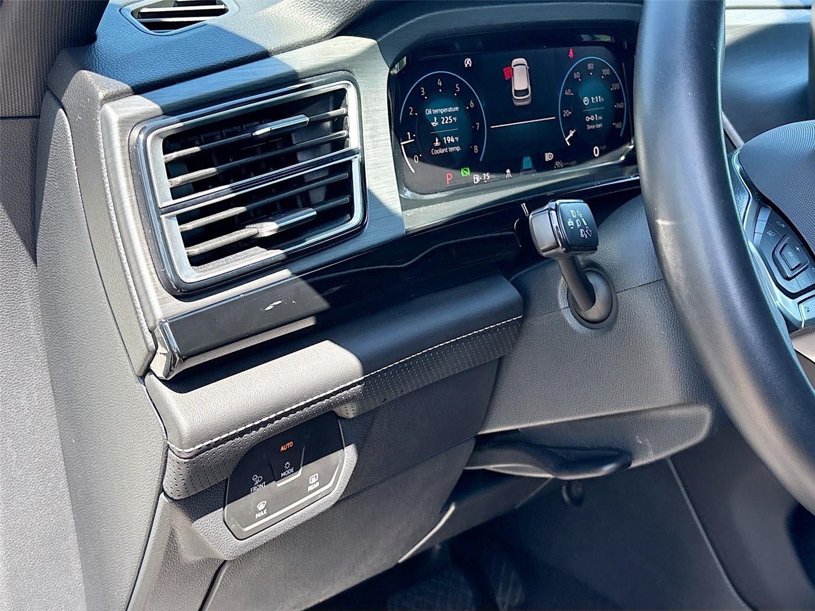 2025 Volkswagen Atlas Cross Sport 2.0T SE w/Technology