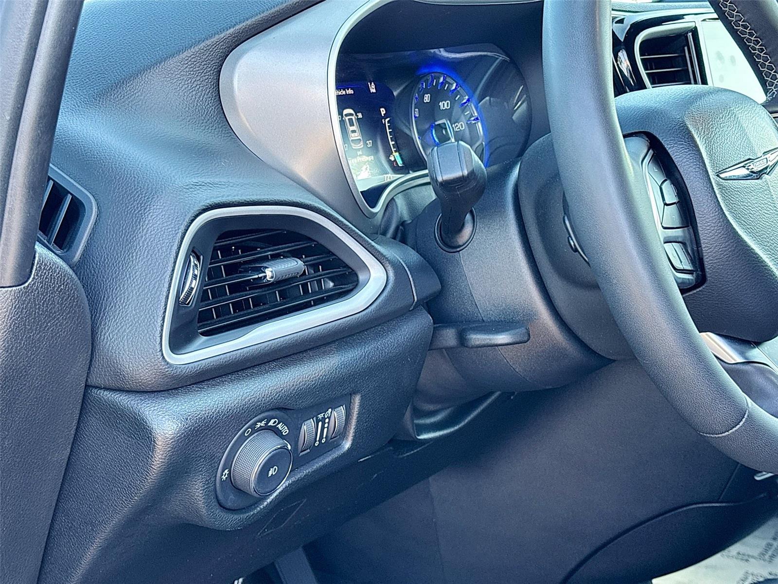 2025 Chrysler Pacifica Select