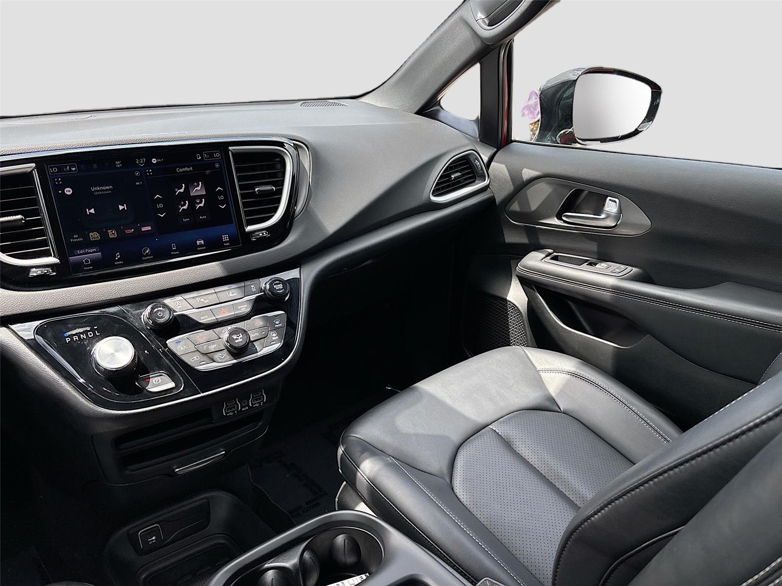 2025 Chrysler Pacifica Select