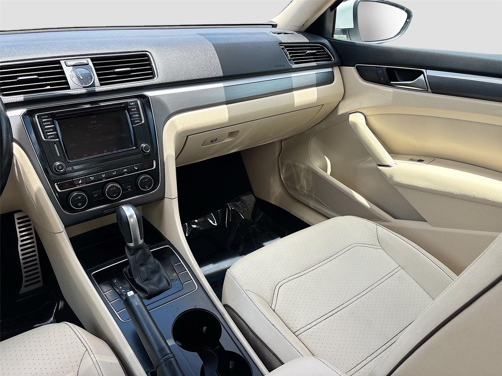 2017 Volkswagen Passat R-Line w/Comfort Pkg