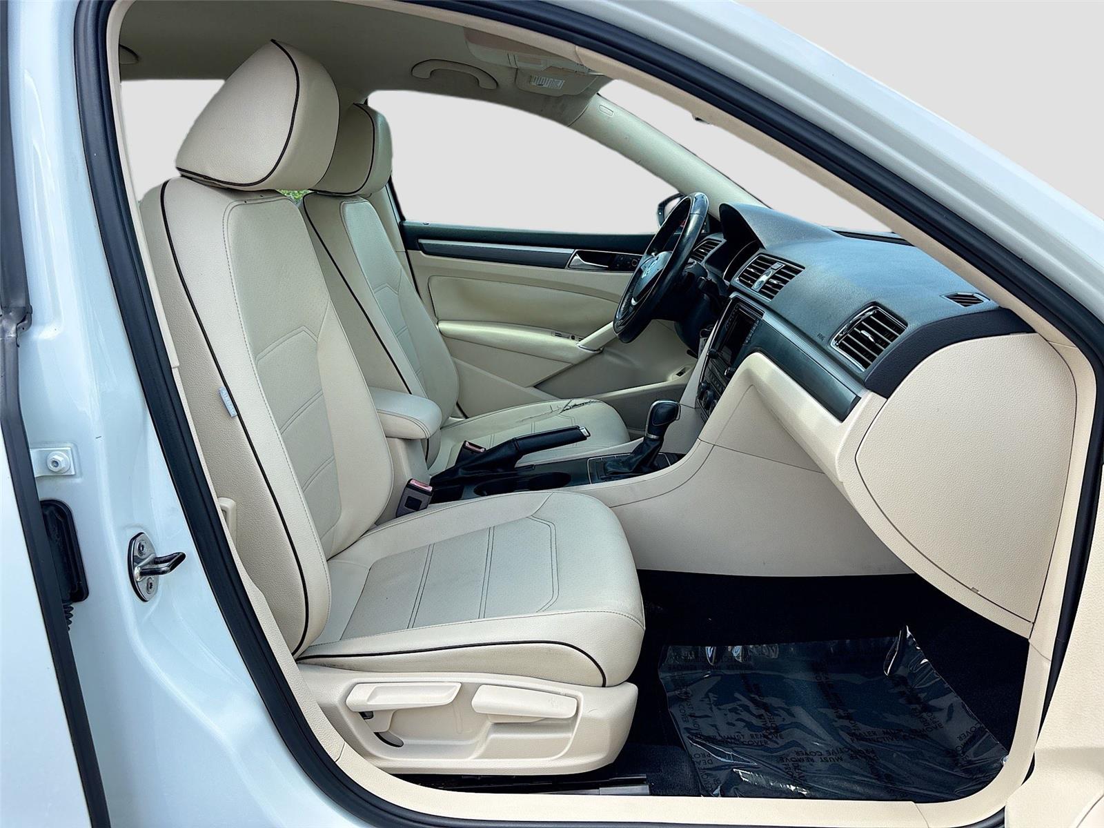 2017 Volkswagen Passat R-Line w/Comfort Pkg