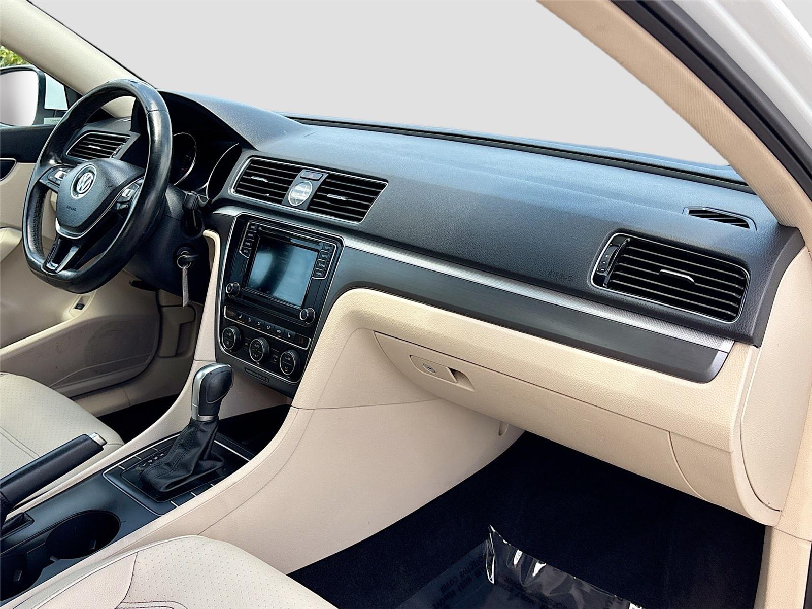 2017 Volkswagen Passat R-Line w/Comfort Pkg