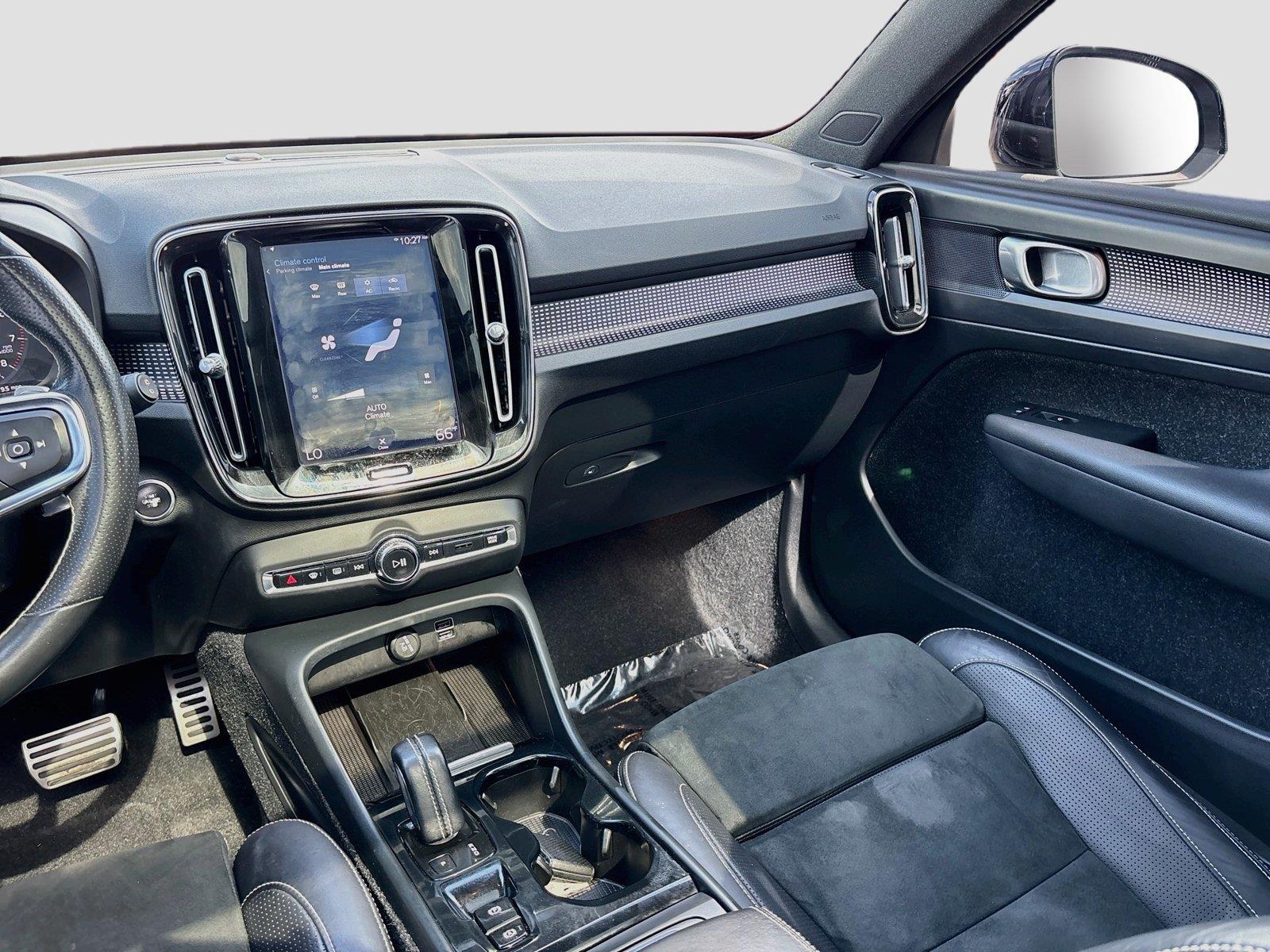 2019 VOLVO XC40 T4 R-DESIG