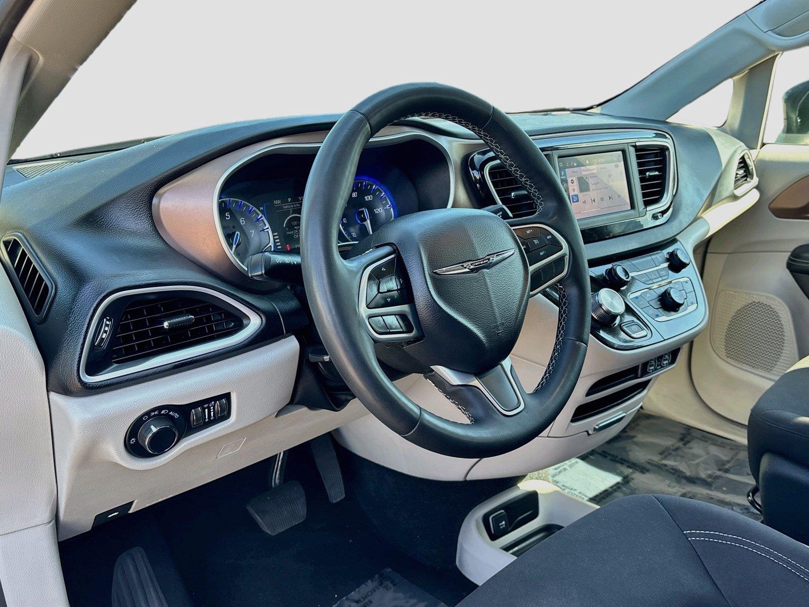 2023 Chrysler Voyager LX