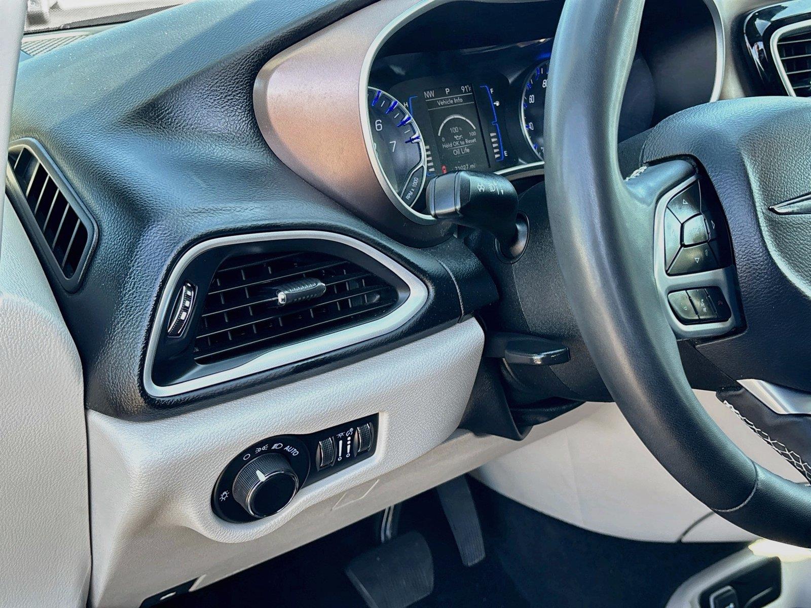 2023 Chrysler Voyager LX
