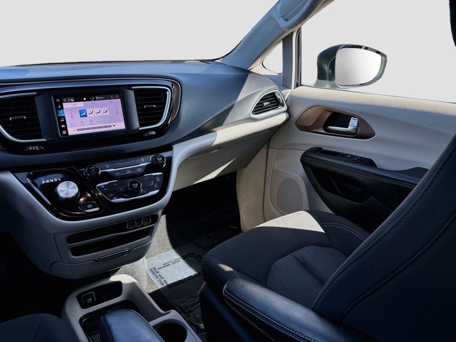 2023 Chrysler Voyager LX