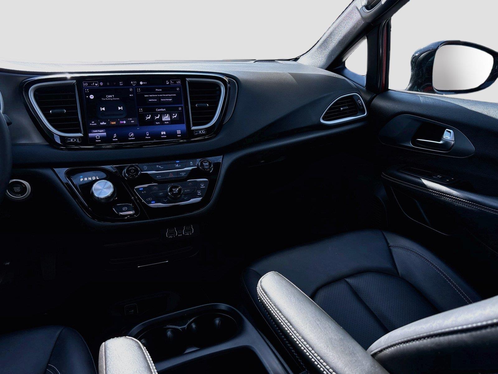 2025 Chrysler Pacifica Select