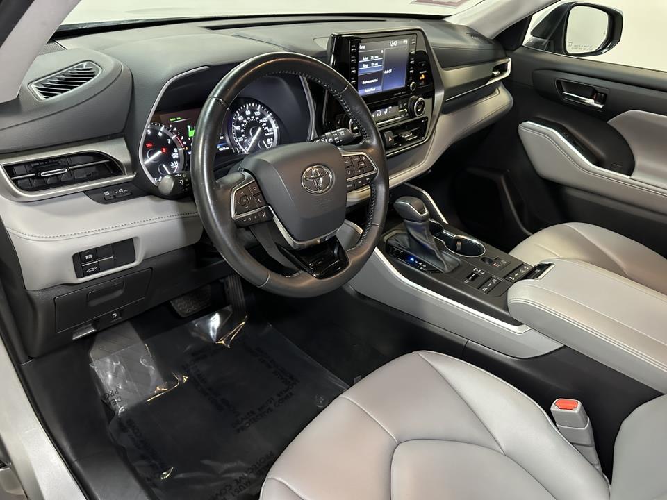 2021 Toyota Highlander XLE 24