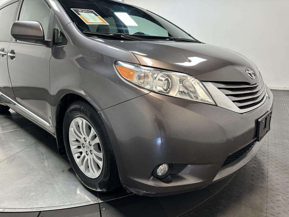 2017 Toyota Sienna XLE 3