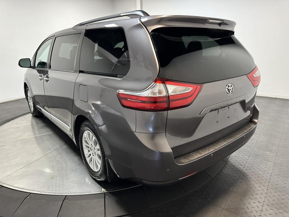 2017 Toyota Sienna XLE 9