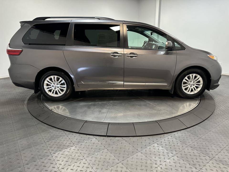 2017 Toyota Sienna XLE 15