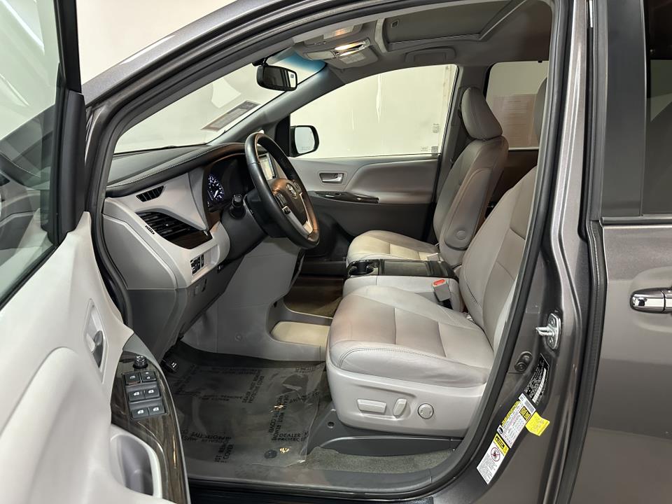 2017 Toyota Sienna XLE 22