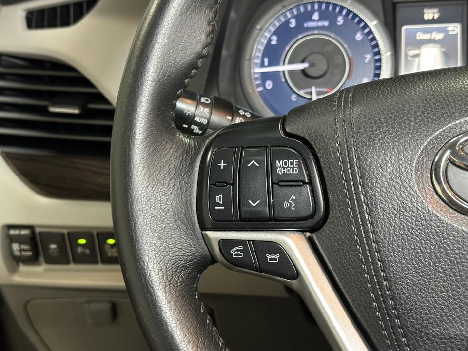 2017 Toyota Sienna XLE 25