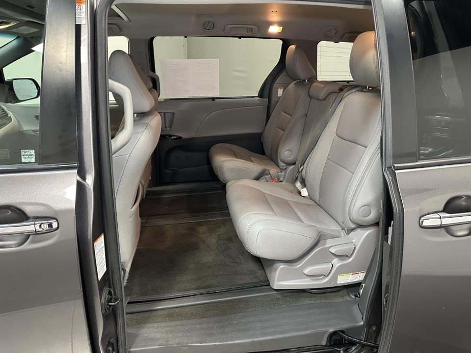 2017 Toyota Sienna XLE 29