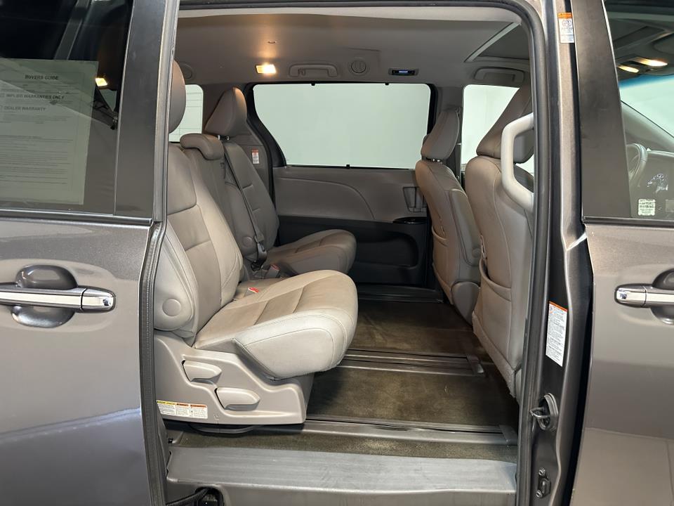 2017 Toyota Sienna XLE 31