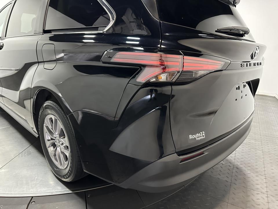 2021 Toyota Sienna LE 10