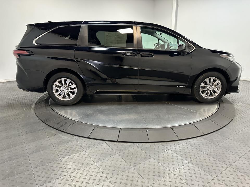 2021 Toyota Sienna LE 15