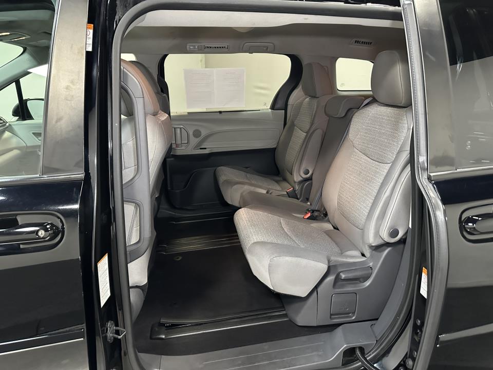 2021 Toyota Sienna LE 30