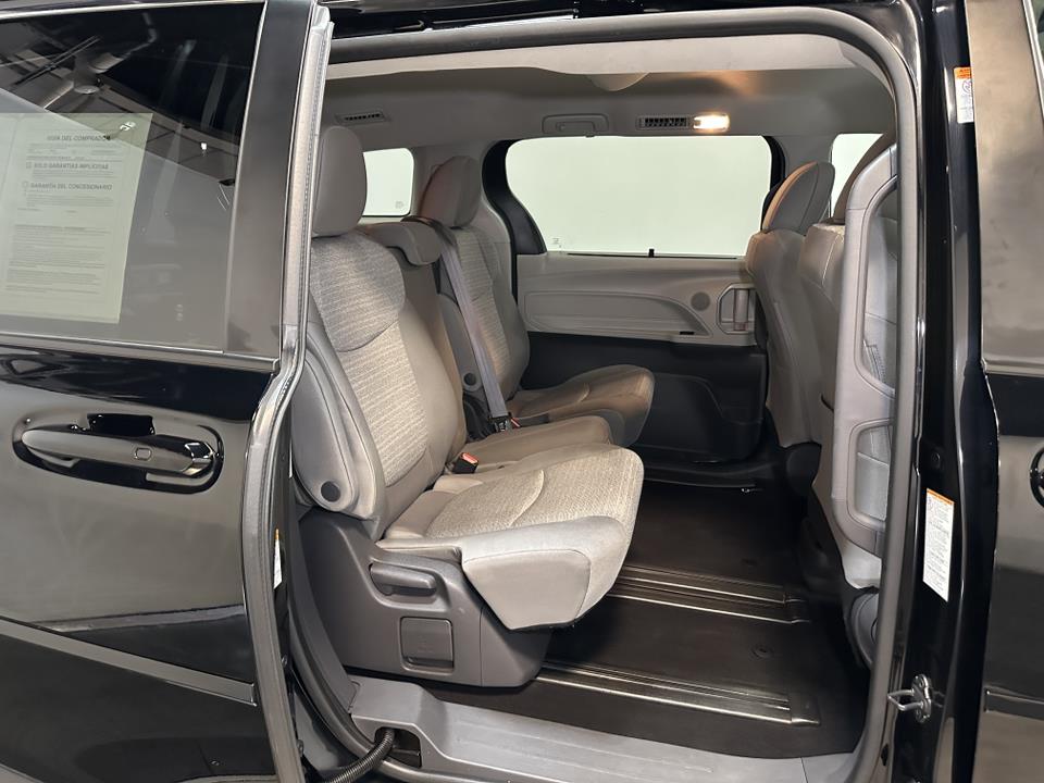 2021 Toyota Sienna LE 33