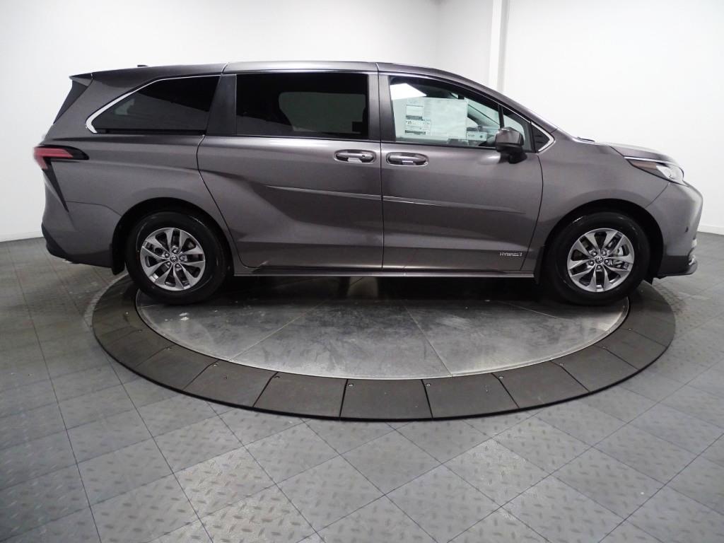 2024 Toyota Sienna LE 9