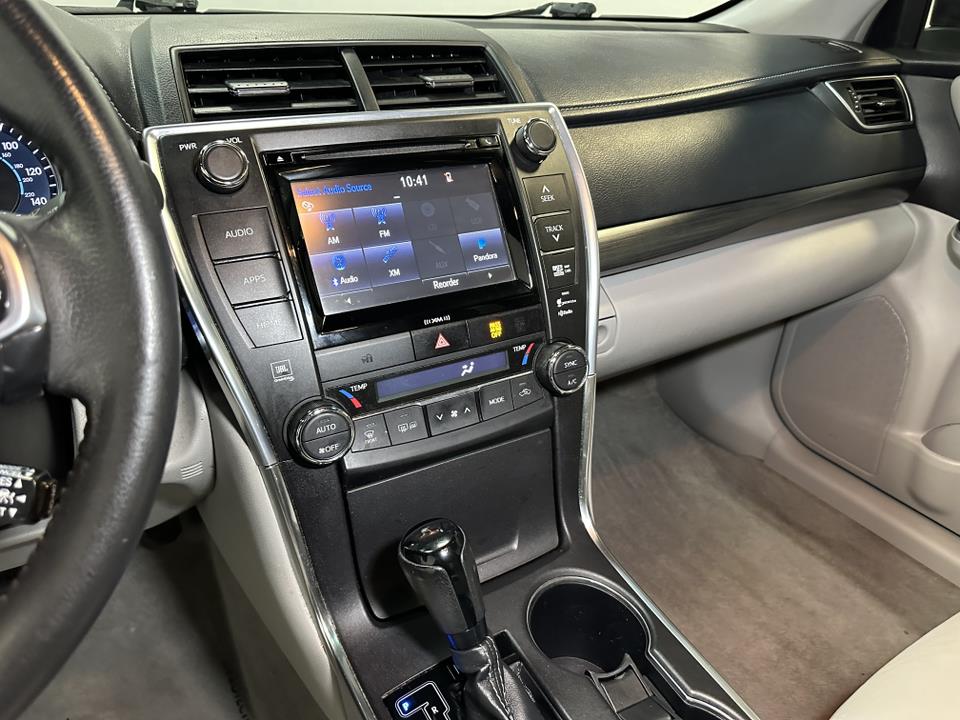 2016 Toyota Camry Hybrid XLE 28