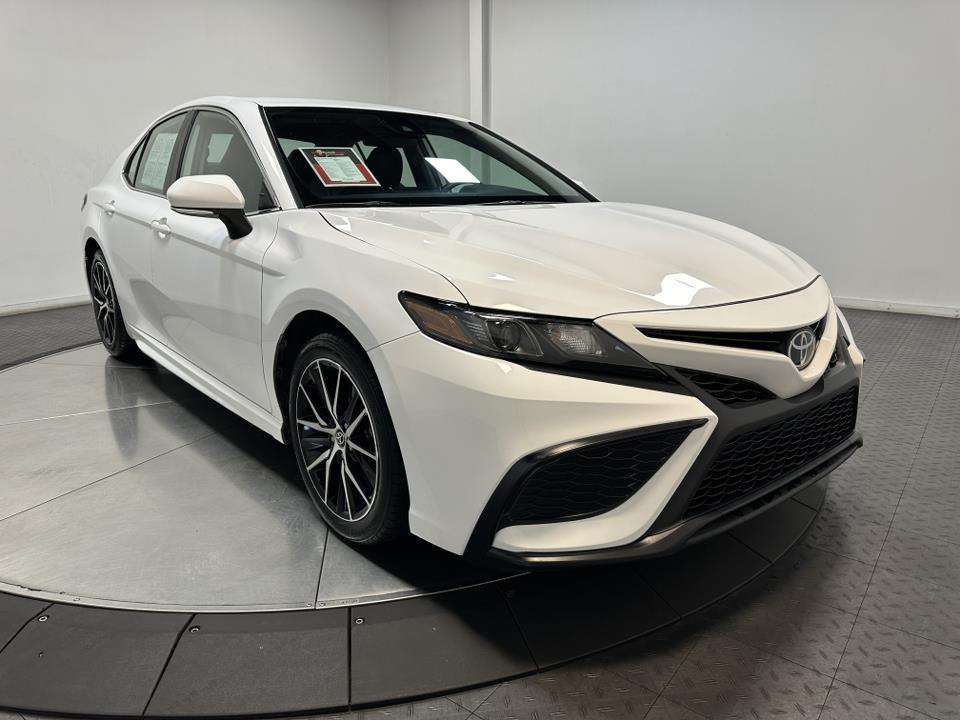 2022 Toyota Camry SE 2