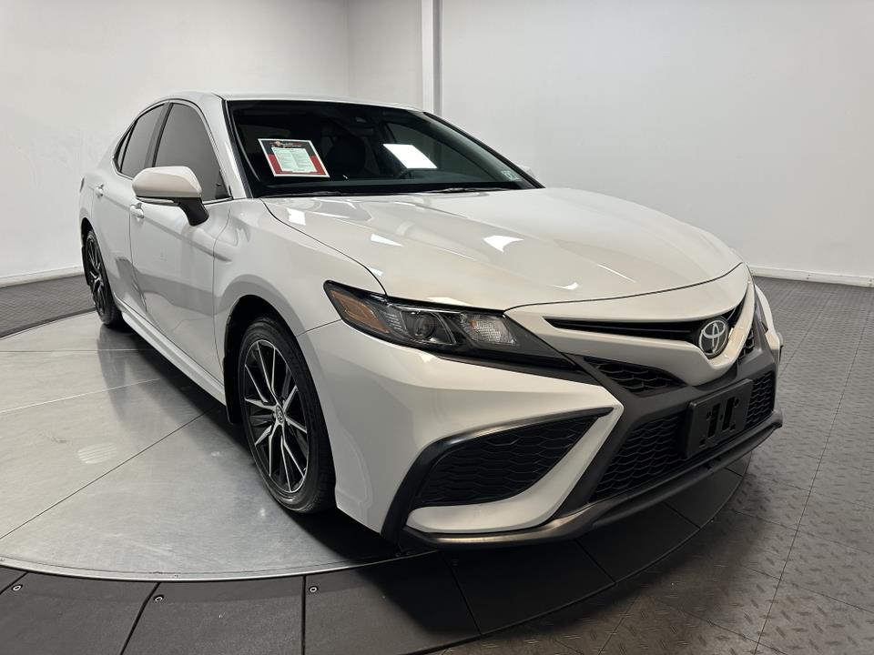 2022 Toyota Camry SE 2