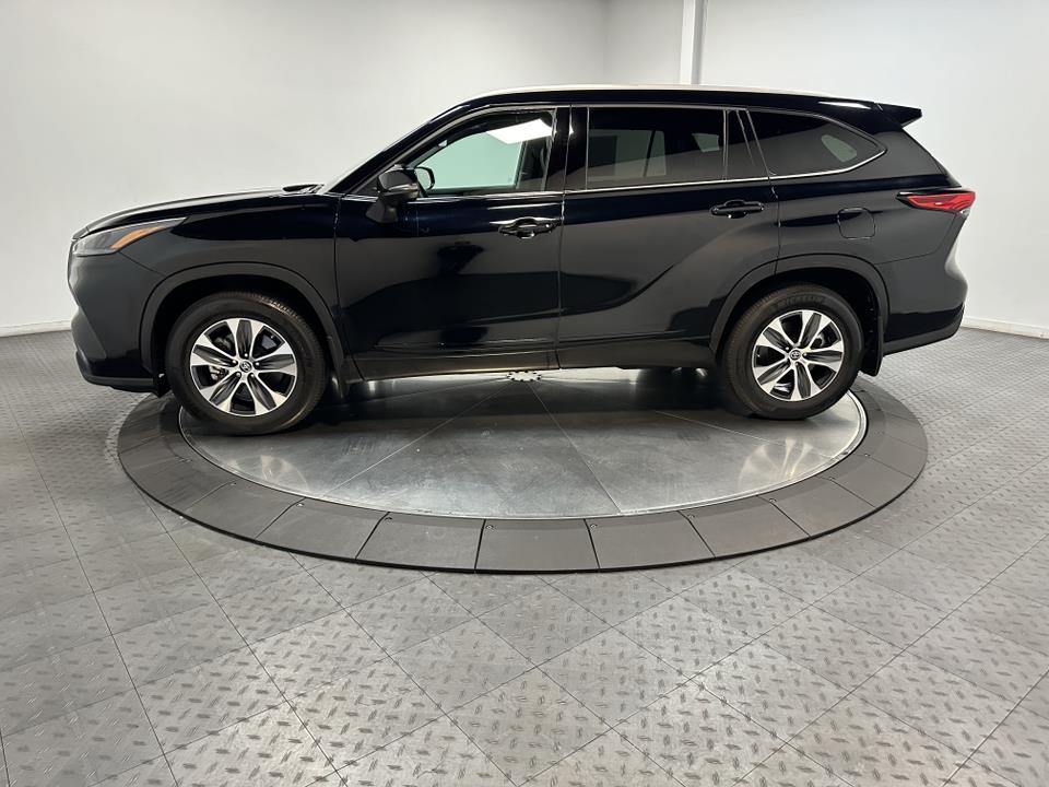 2022 Toyota Highlander XLE 8